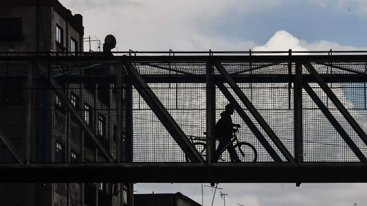 puente peatonal CUARTOSCURO